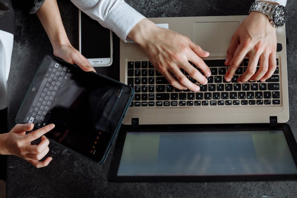 Mein Handykauf (01.12.2025) Nahaufnahme von Händen, die Laptop und Tablet nutzen – ein Moment beim Handykauf.