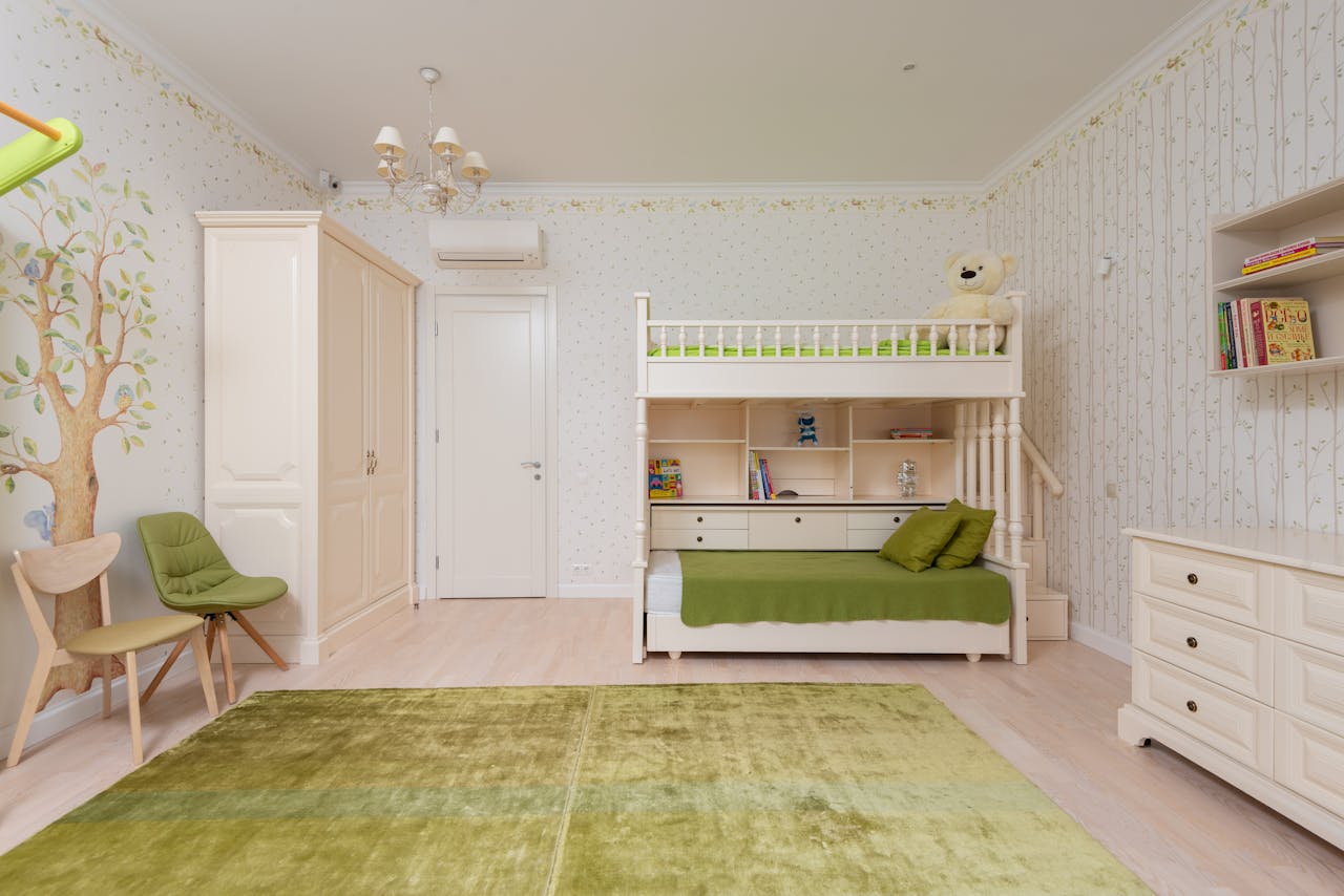 Gemütliches Kinderzimmer im Landhausstil mit funktionalem Etagenbett und Stauraum.