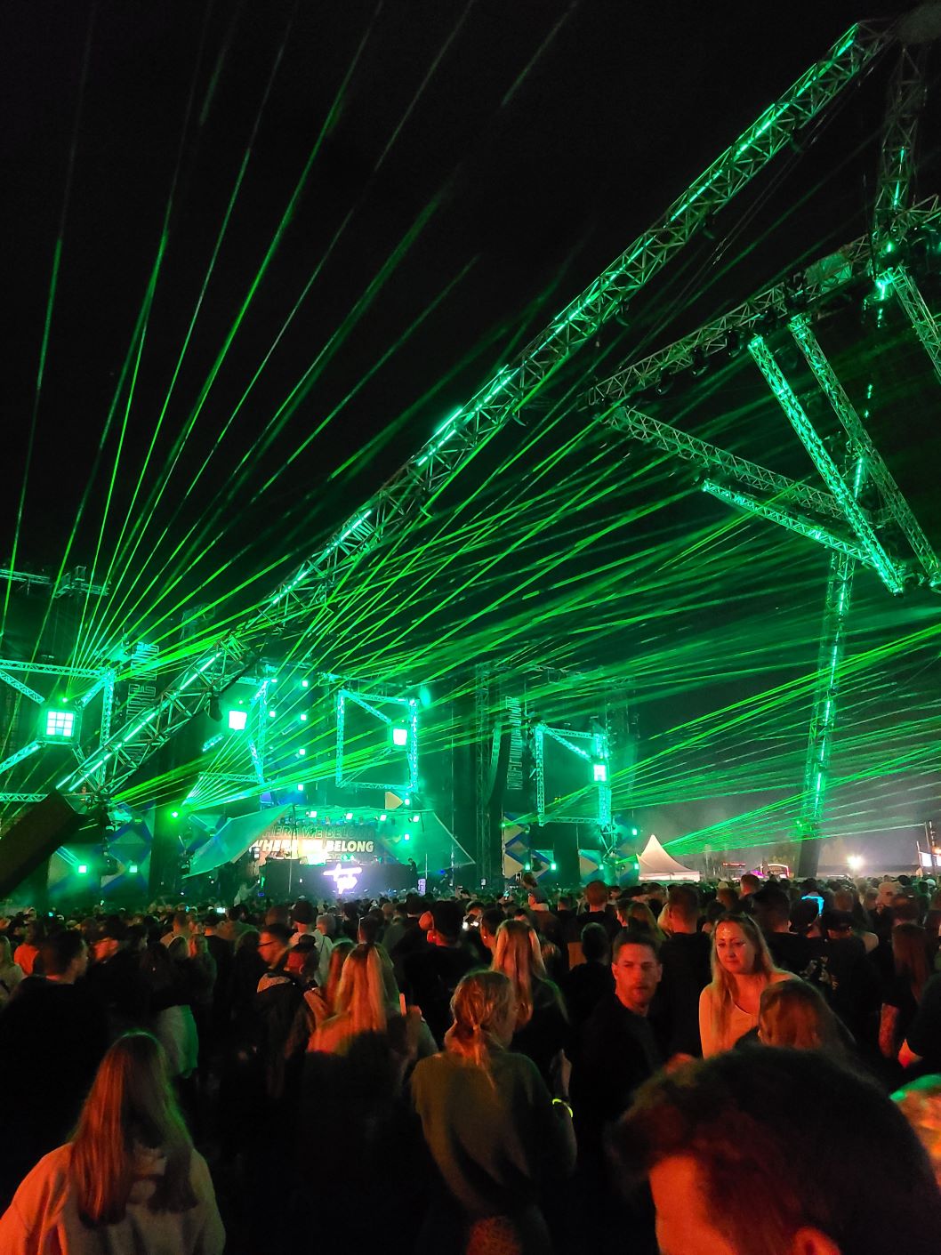 Nature One Dancefloor, Techno-Atmosphäre mit grünen Laserstrahlen