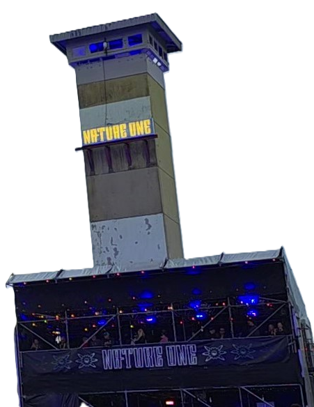 Hoher, beleuchteter Turm mit der Aufschrift 