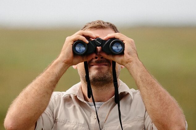Falsche Hotelrechnung (12.12.2025) Mann schaut durch ein Fernglas
