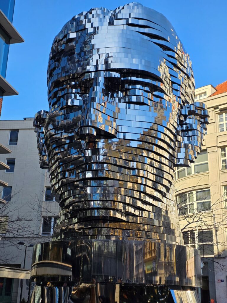 Silvester in Prag (04.01.2026) große, spiegelnde Skulptur eines menschlichen Kopfes aus horizontalen Metallebenen