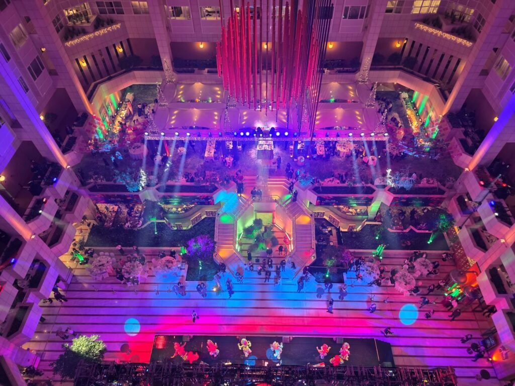 Atrium Hilton Hotelgebäudes, während einer festlichen Veranstaltung, festlich beleuchtet
