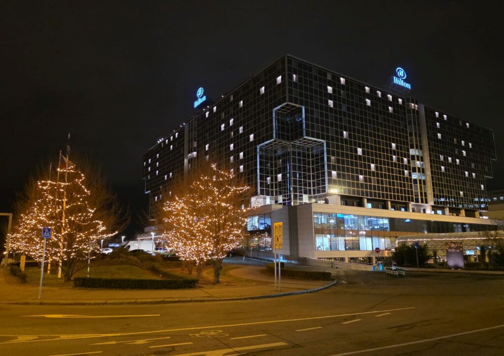 Silvester in Prag (04.01.2026) Bei Nacht beleuchtetes Hilton Hotel in Prag mit weihnachtlich geschmückten Bäumen – aufgenommen während unseres Silvester in Prag