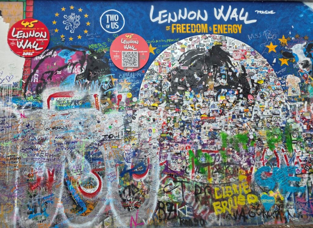 Silvester in Prag (04.01.2026) Eine farbenfrohe Graffiti-Wand, die mit Botschaften zu Frieden und Freiheit mit der Überschrift John Lennon Wall