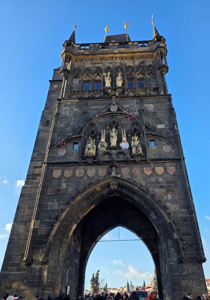 Silvester in Prag (04.01.2026) Altstädter Brückenturm am Ende der Karlsbrücke in Prag mit sehr vielen Menschen