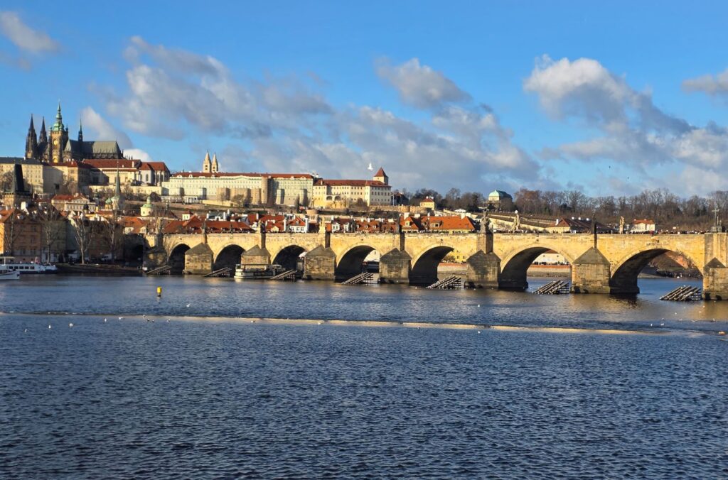 Silvester in Prag (04.01.2026) Karlsbrücke über die Moldau mit der im Hintergrund gelegenen Prager Burg