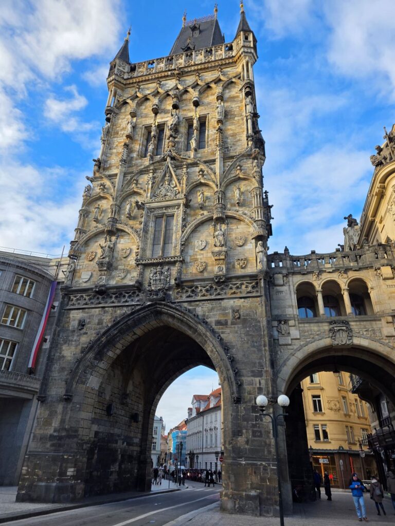Silvester in Prag (04.01.2026) ein großer, kunstvoll verzierter Steinturm mit einem breiten Torbogen über einer Straße