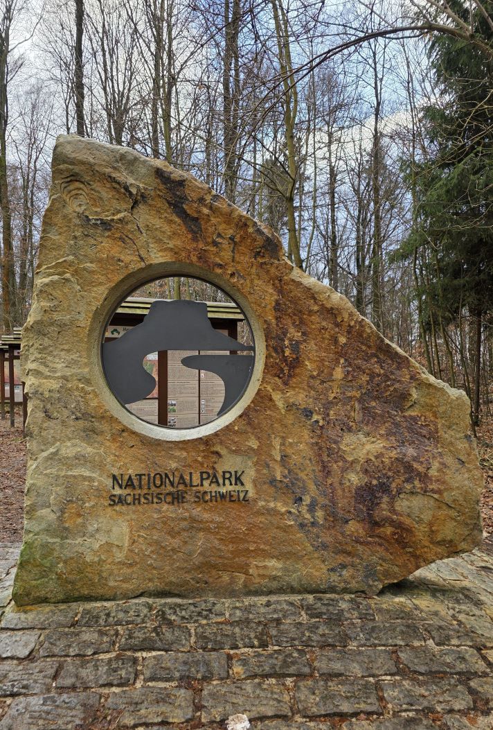 Silvester in Prag (04.01.2026) großes Steinmonument mit der Aufschrift „NATIONALPARK SÄCHSISCHE SCHWEIZ“