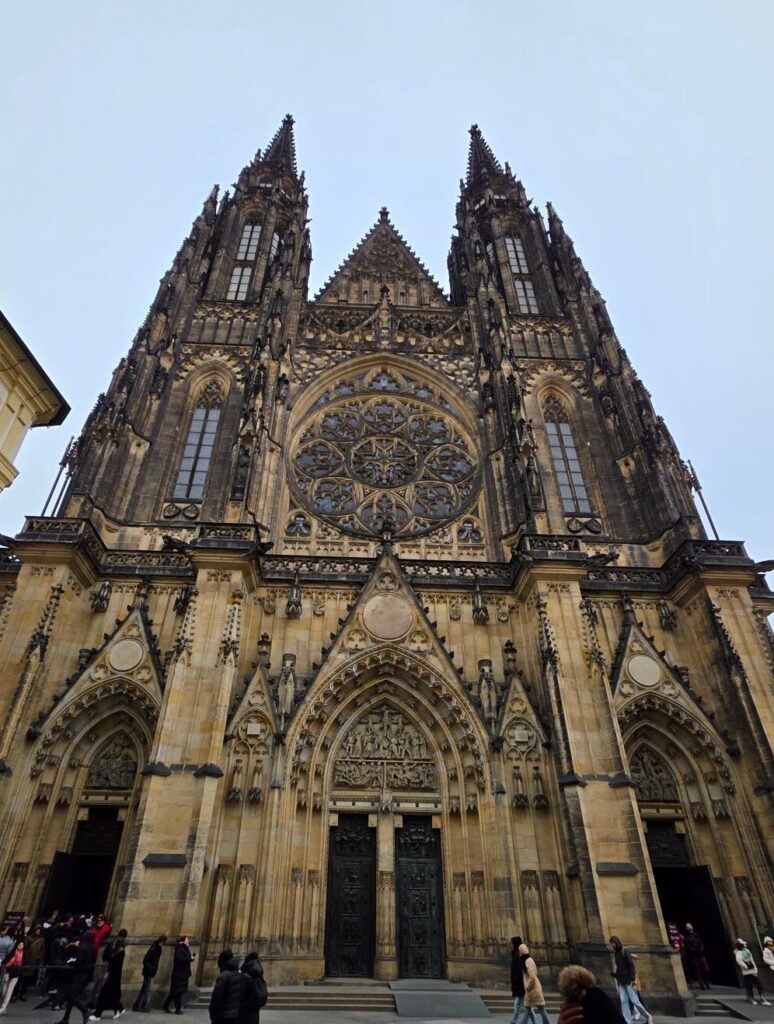 Silvester in Prag (04.01.2026) Westfassade des Veitsdoms mit seinen zwei hoch aufragenden Türmen