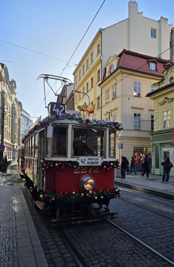 Silvester in Prag (04.01.2026) eine festlich geschmückte Straßenbahn in einer Prager Straße