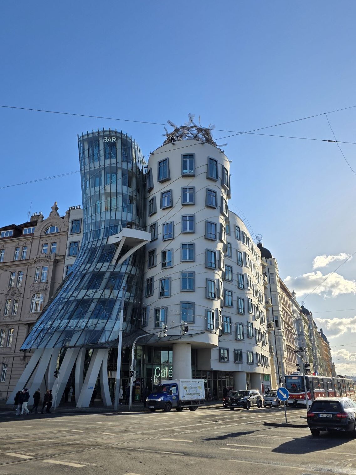 Silvester in Prag (04.01.2026) das Tanzende Haus in Prag, ein modernes, architektonisch ungewöhnliches Gebäude mit einer Glasfassade