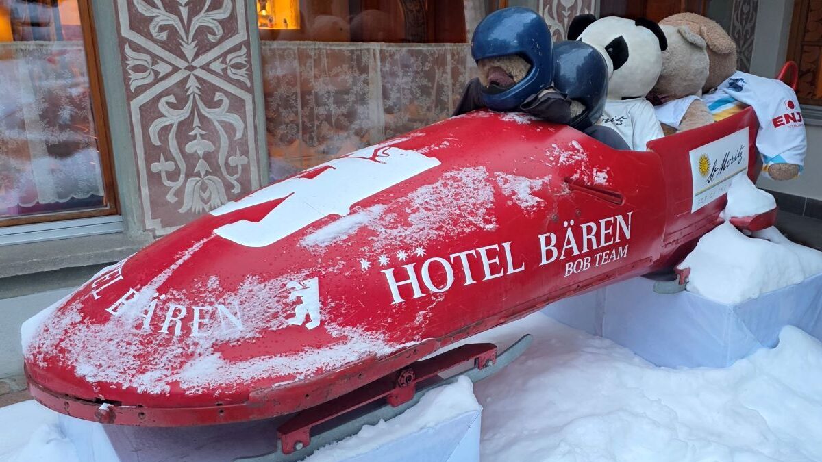 Glacier Express (01.02.2026) Roter Bobschlitten mit der Aufschrift Hotel Bären indem mehrere Plüschbären sitzen