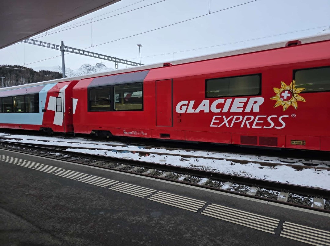 Glacier Express (01.02.2026) roter Zug im Bahnhof mit der Aufschrift Glacier Express an der Seite