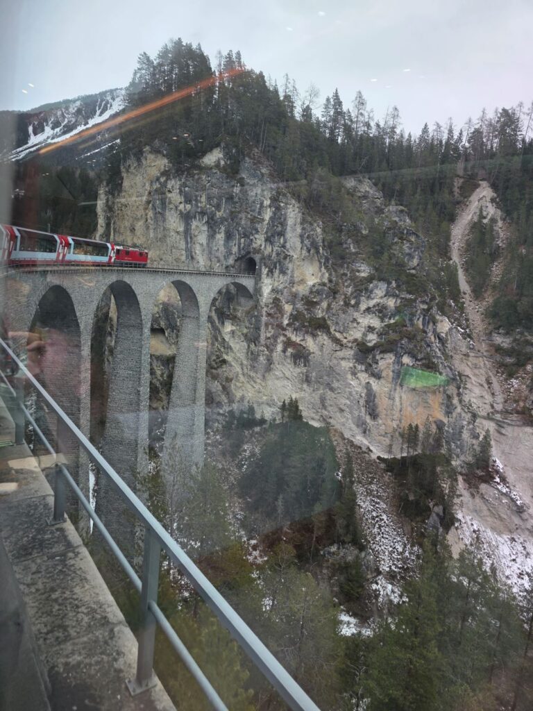 Glacier Express (01.02.2026) Glacier Express während der Fahrt auf dem hohen Landwasserviadukt kurz vor der Tunneleinfahrt