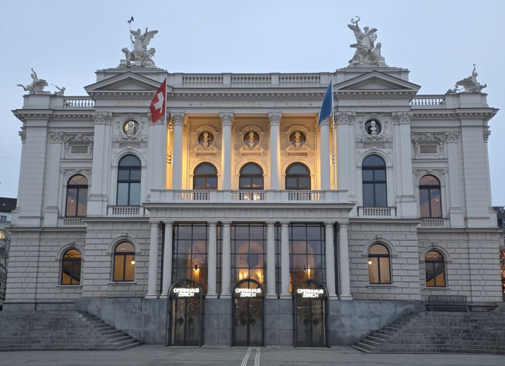 Glacier Express (01.02.2026) Eingangsbereich des Opernhaus Zürich mit beleuchtetem Balkon