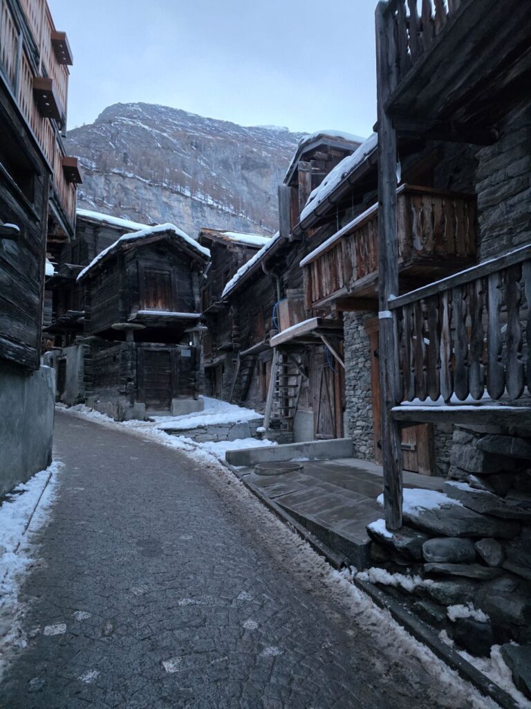Glacier Express (01.02.2026) Straße mit nostalgischen Holzbauden in Zermatt